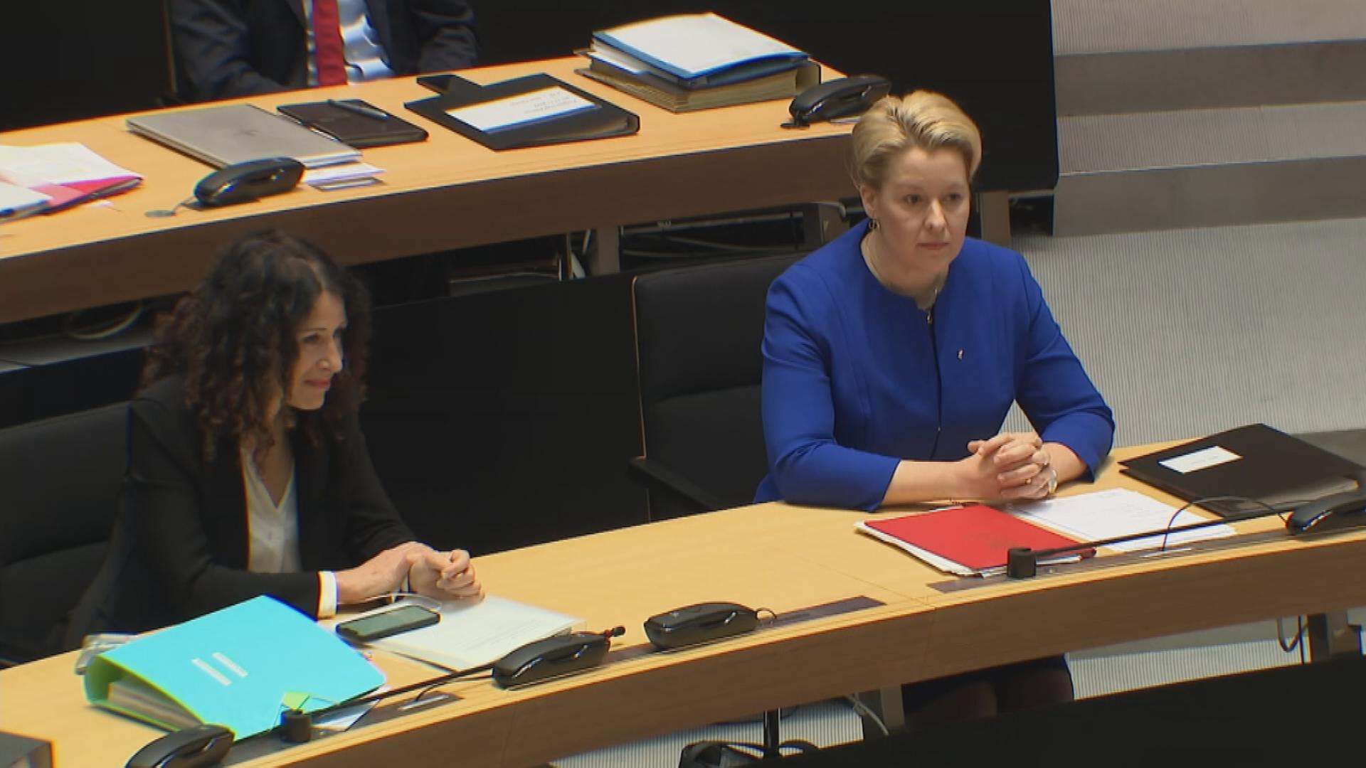 Franziska Giffey (SPD) und Bettina Jarasch (Grüne) sitzen nebeneinander im Plenarsaal des Berliner Senats