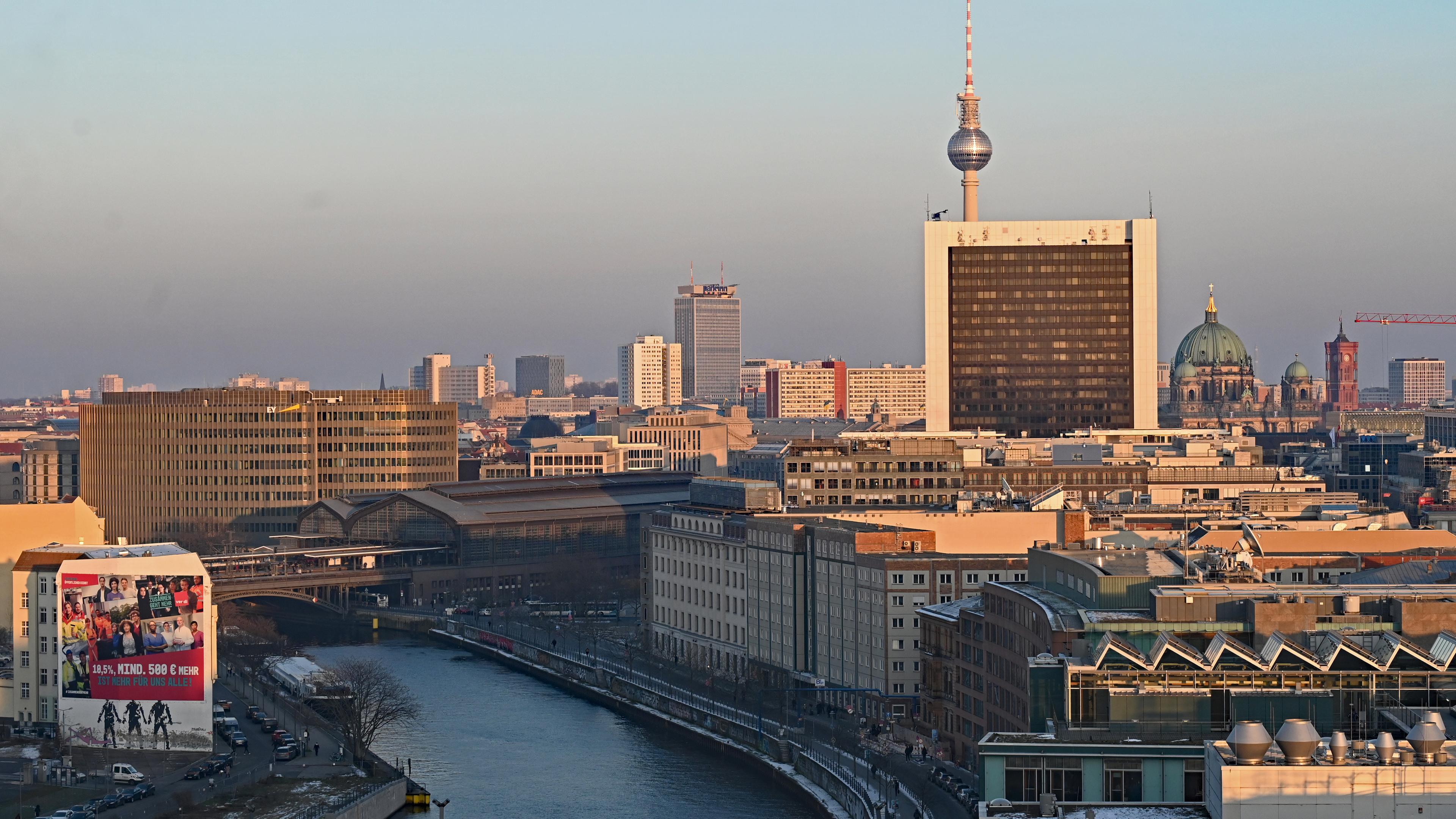 Berlin: Blick auf den Fernsehturm, dem Berliner Dom und das Rote Rathaus bei untergehender Sonne von der Kuppel des Reichstagsgebäudes.