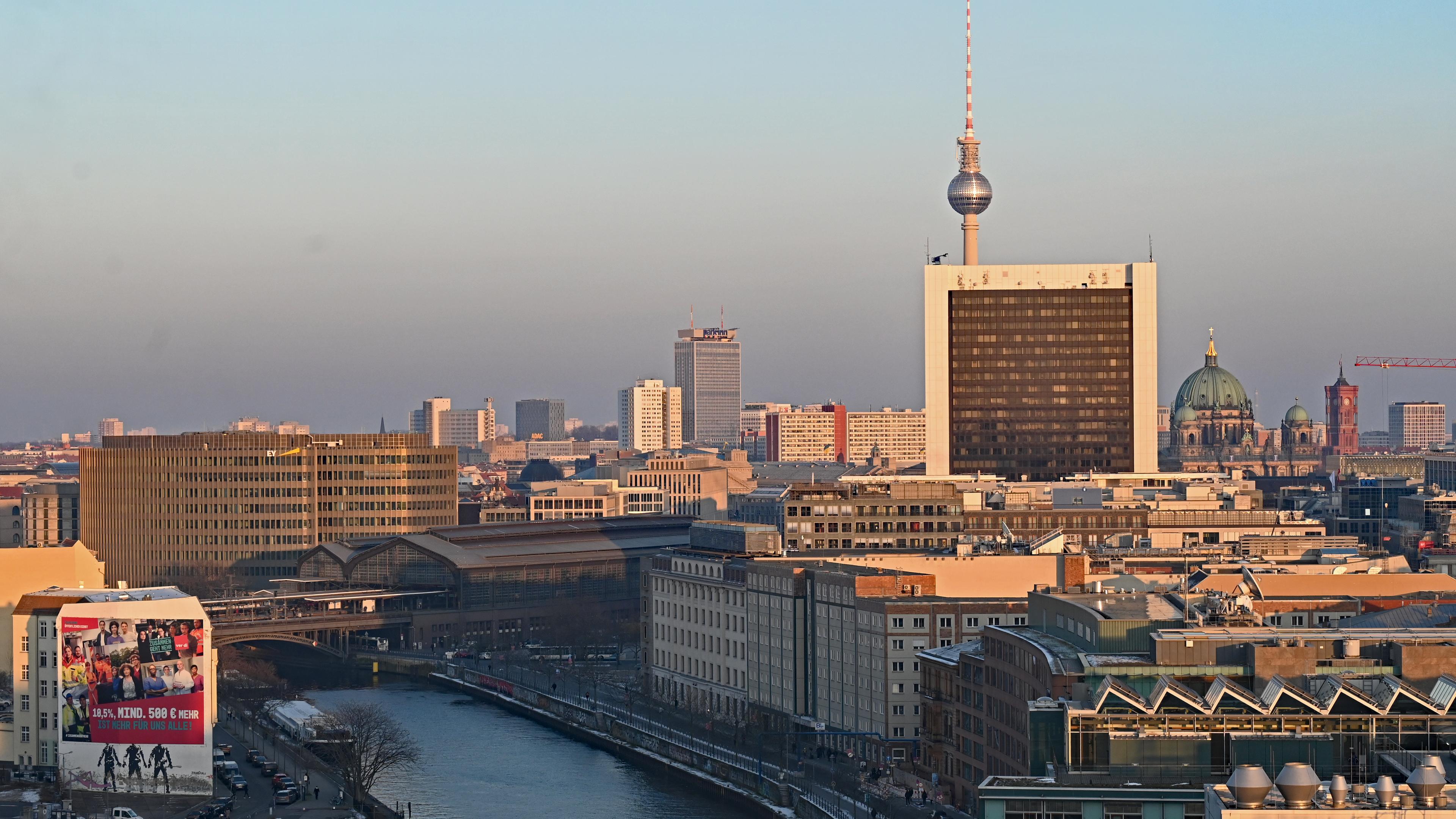 Berlin: Blick auf den Fernsehturm, dem Berliner Dom und das Rote Rathaus bei untergehender Sonne von der Kuppel des Reichstagsgebäudes.