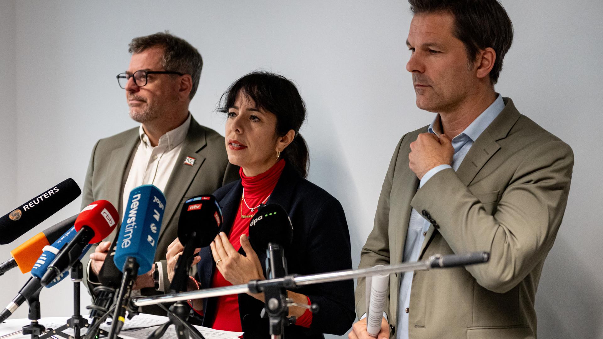 Steffen Krach (SPD, r), Berliner SPD-Fraktions- und Landesvorsitzender, Elif Eralp, Fraktionsvorsitzende der Partei Die Linke im Berliner Abgeordnetenhaus, und 