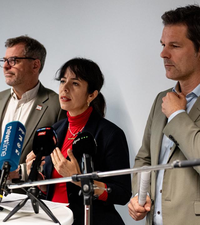 Steffen Krach (SPD, r), Berliner SPD-Fraktions- und Landesvorsitzender, Elif Eralp, Fraktionsvorsitzende der Partei Die Linke im Berliner Abgeordnetenhaus, und 