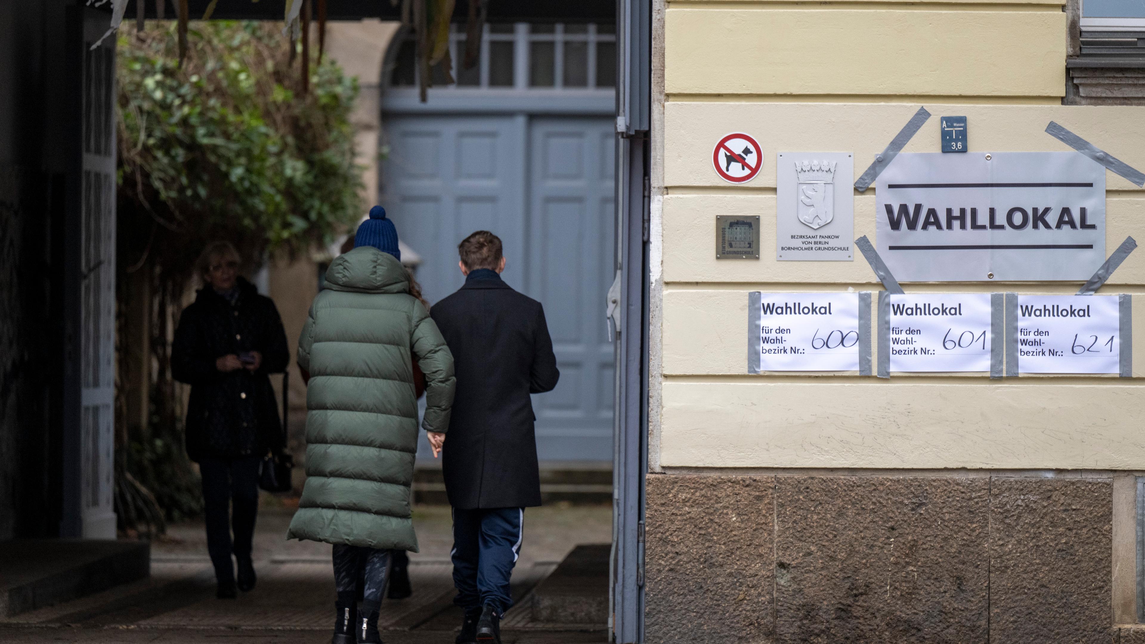 Ein Paar betritt ein Wahllokal in der Bornholmer Grundschule im Prenzlauer Berg