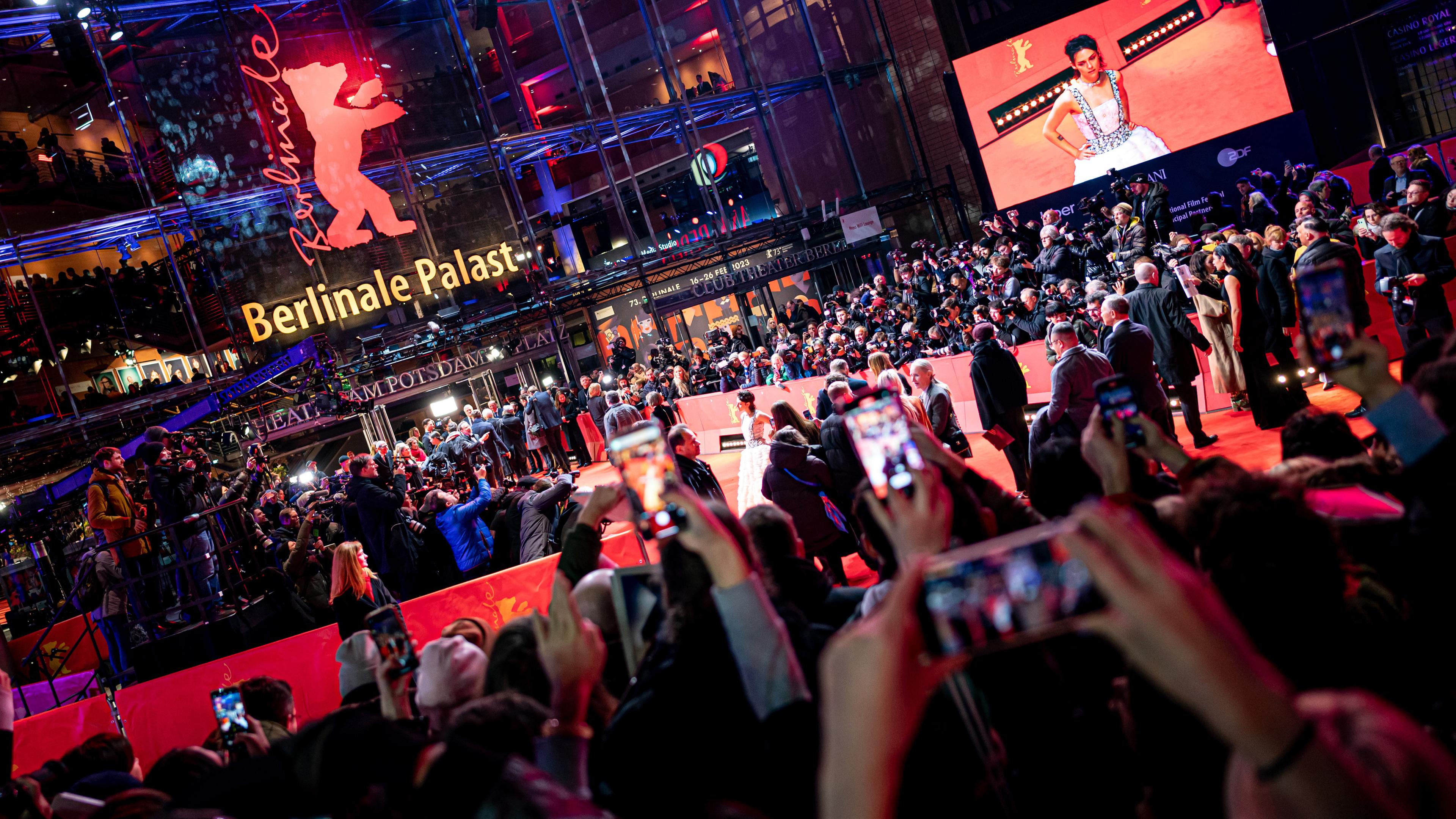Fans bejubeln zur Eröffnung der Berlinale am Roten Teppich die Schauspielerin Kristen Stewart. 