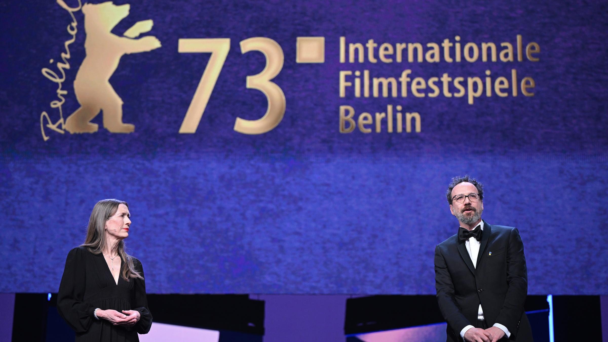 Die Filmproduzentin Mariette Rissenbeek, Geschäftsführerin der Berlinale, und Carlo Chatrian, Künstlerischer Leiter der Filmfestspiele, stehen auf der Bühne bei der Eröffnung der Berlinale