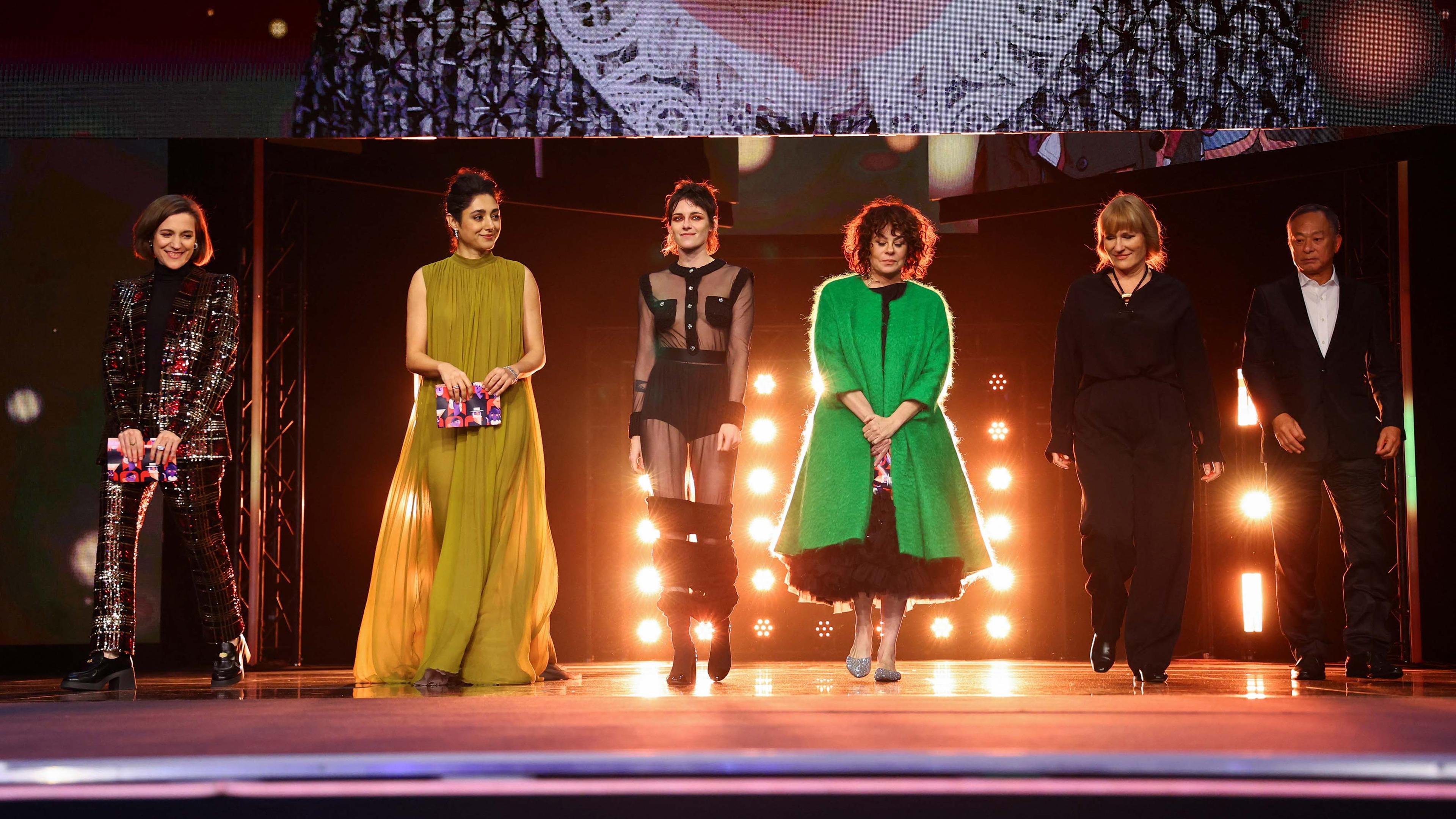 Jury members Kristen Stewart, Golshifteh Farahani, Valeska Grisebach, Radu Jude, Francine Maisler, Carla Simon, Johnnie To auf der Bühne