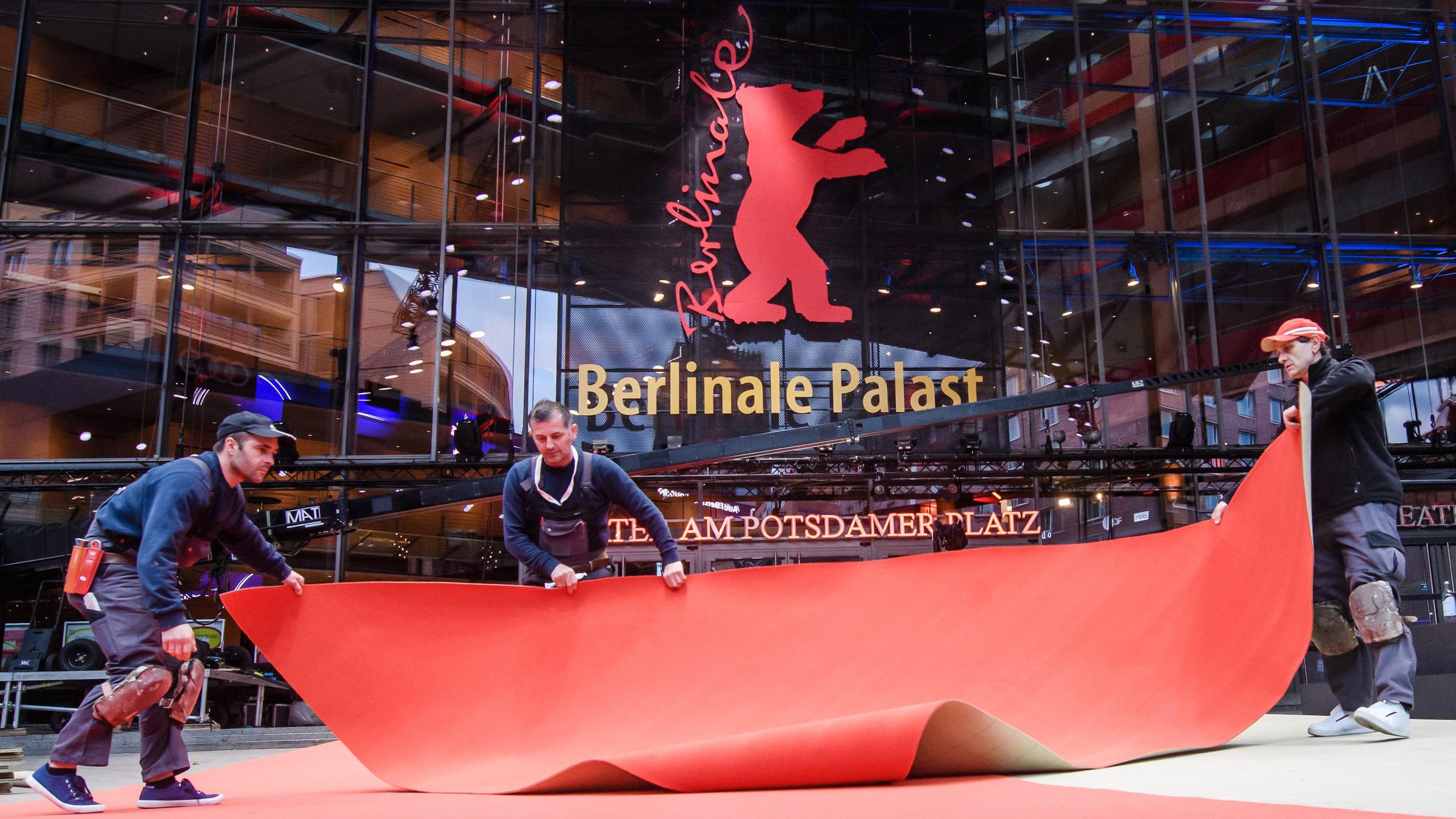 Arbeiter rollen den Roten Teppich vor dem Berlinale-Palast am Potsdamer Platz am 18.02.2020 in Berlin