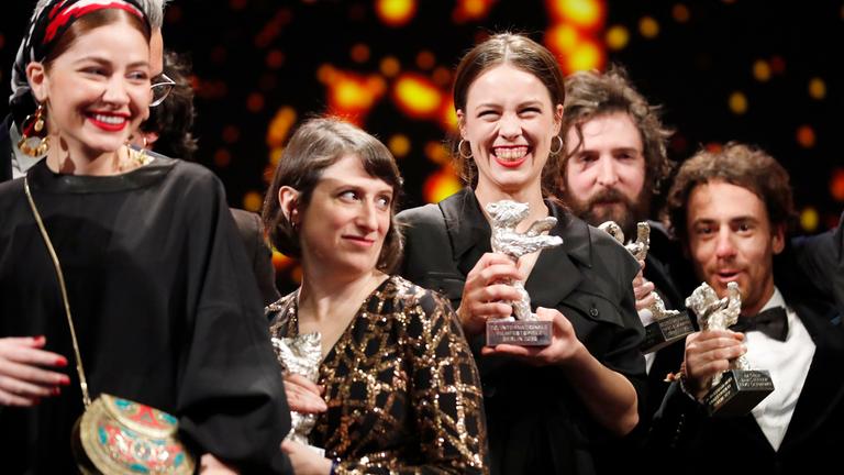 Goldene und siberne Bären werden auf der Berlinale an Schauspieler verliehen