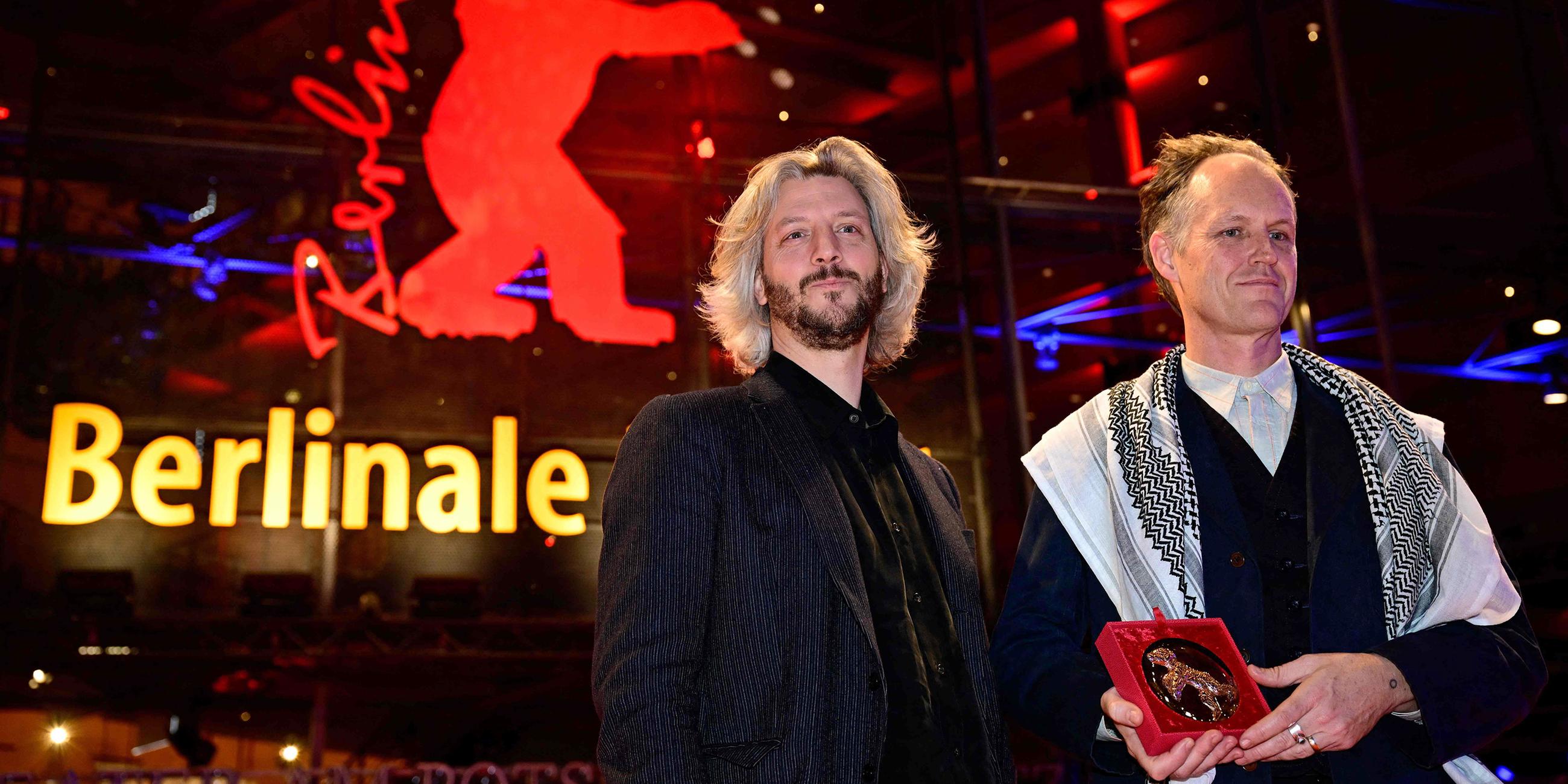 Der US-amerikanische Filmemacher Ben Russell und der französische Filmemacher Guillaume Cailleau nach der Preisverleihung