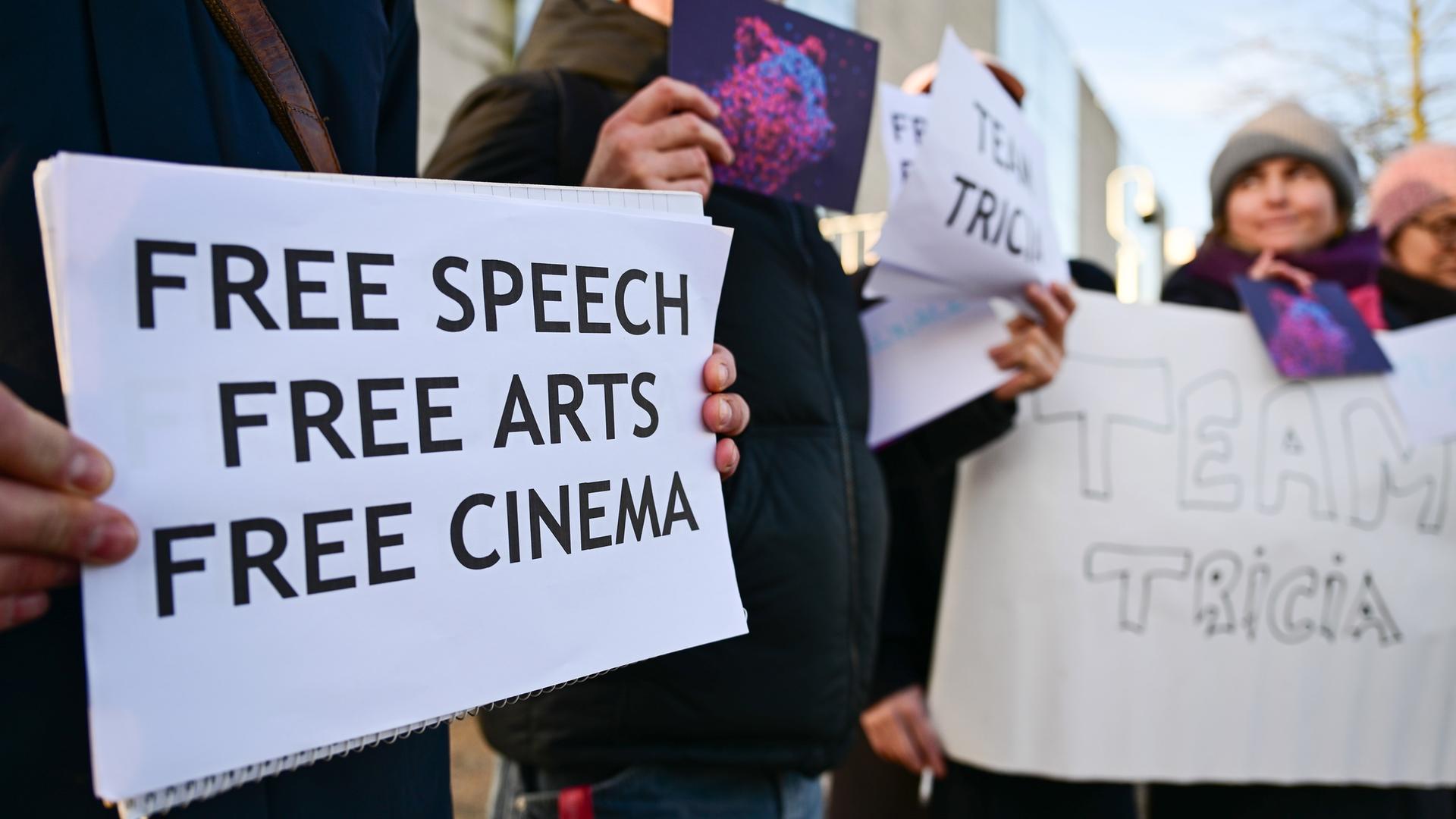 Menschen halten Plakate mit der Aufschrift "Free Speech, Free Arts, Free Cinema" hoch