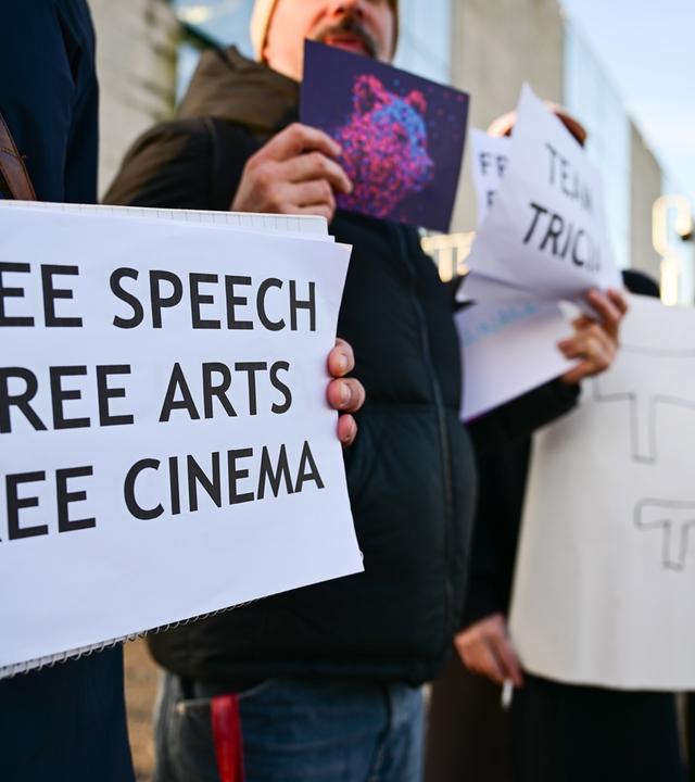 Menschen halten Plakate mit der Aufschrift "Free Speech, Free Arts, Free Cinema" hoch