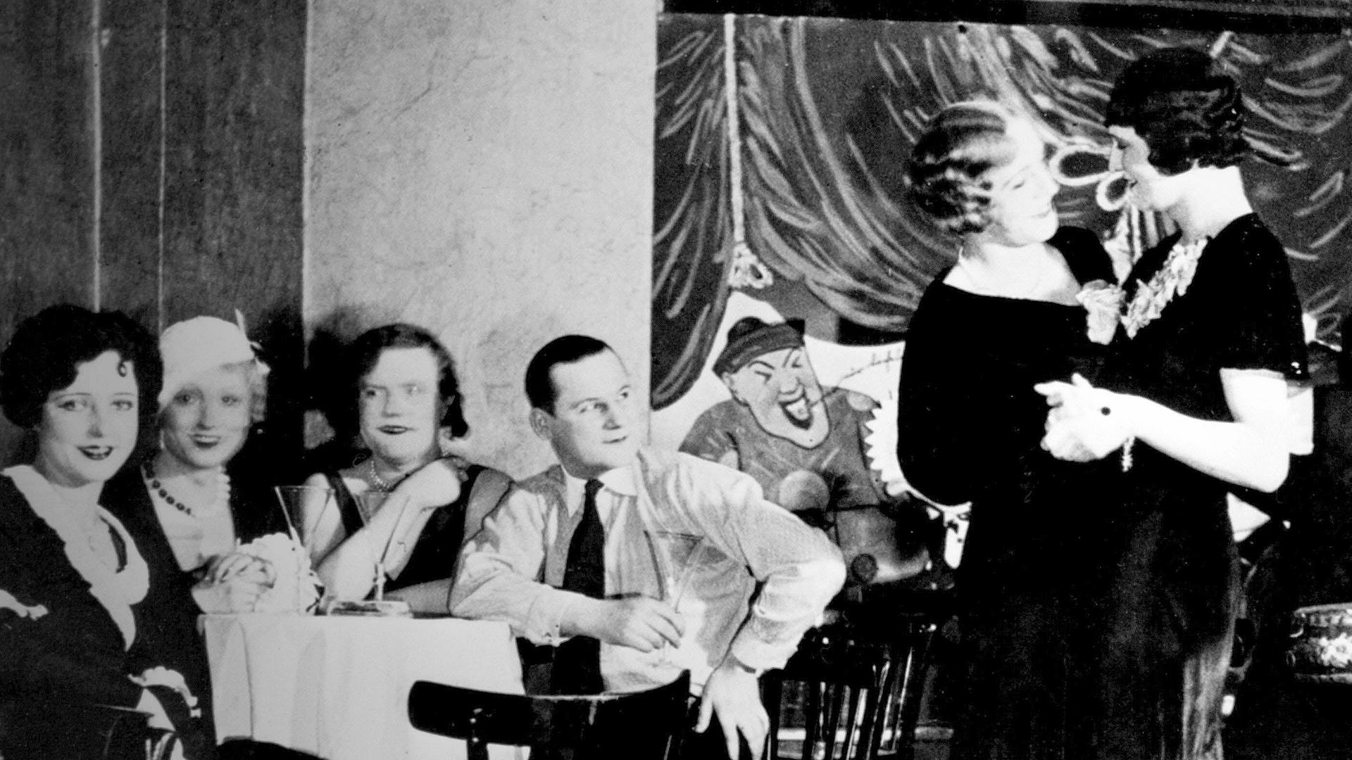 Ein Transvestitenpaar tanzt während einer Party im Homosexuellenclub Eldorado in Berlin, 1926.