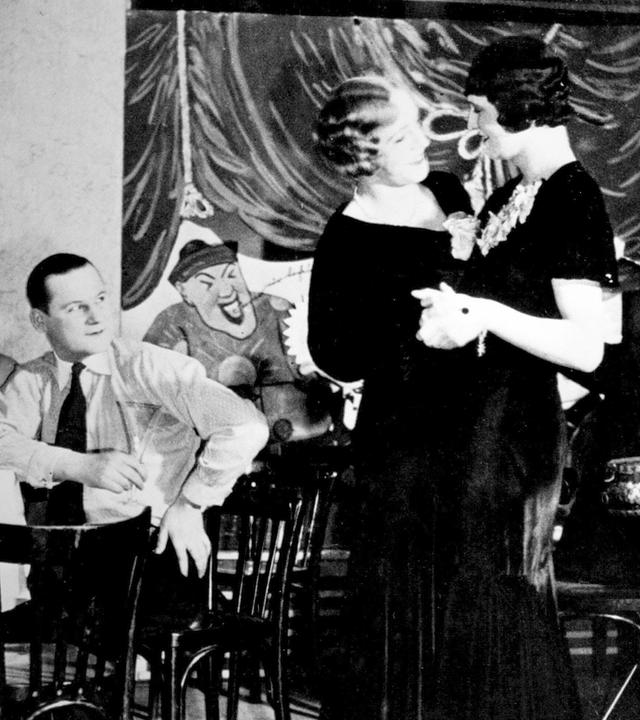 Ein Transvestitenpaar tanzt während einer Party im Homosexuellenclub Eldorado in Berlin, 1926.