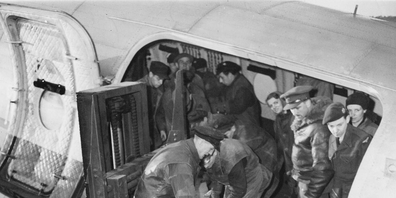 alliierte soldaten entladen ein flugzeug waehrend der berliner luftbruecke