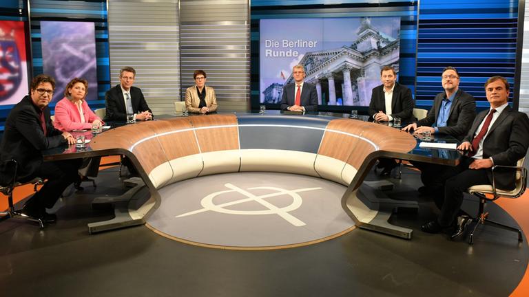 Landtagswahlen in Hessen 28.10.2018, Berliner Runde: Michael Kellner Die Grünen, Nicola Beer FDP, Markus Blume CSU, Annegret Kramp-Karrenbauer CDU , Elmar Theveßen ZDF, Lars Klingbeil SPD, Joerg Schindler Die Linke, Bernd Baumann AFD.
