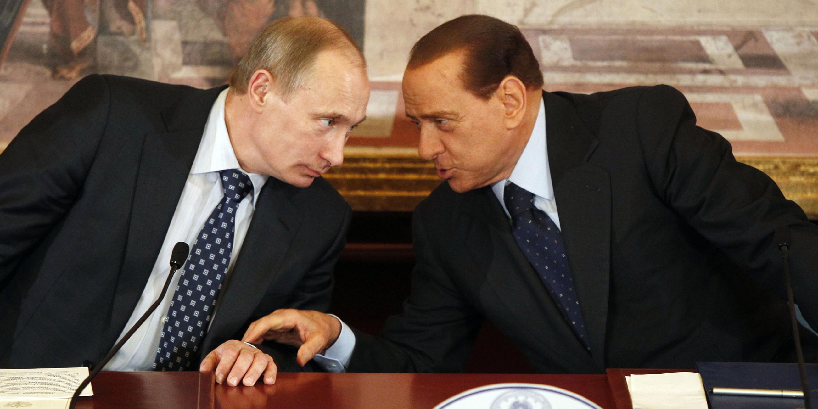 Archiv: Wladimir Putin (l)  und Silvio Berlusconi, aufgenommen am 26.04.2010