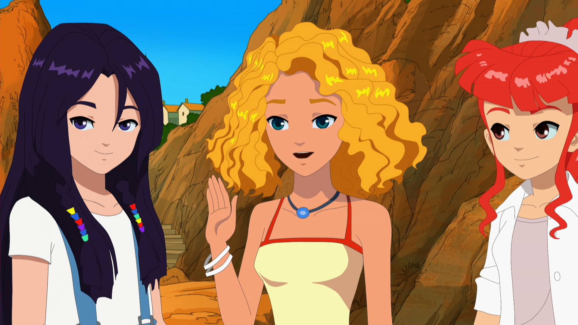 Cleo (links), Emma (Mitte) und Rikki (rechts) stehen vor einer Felswand.