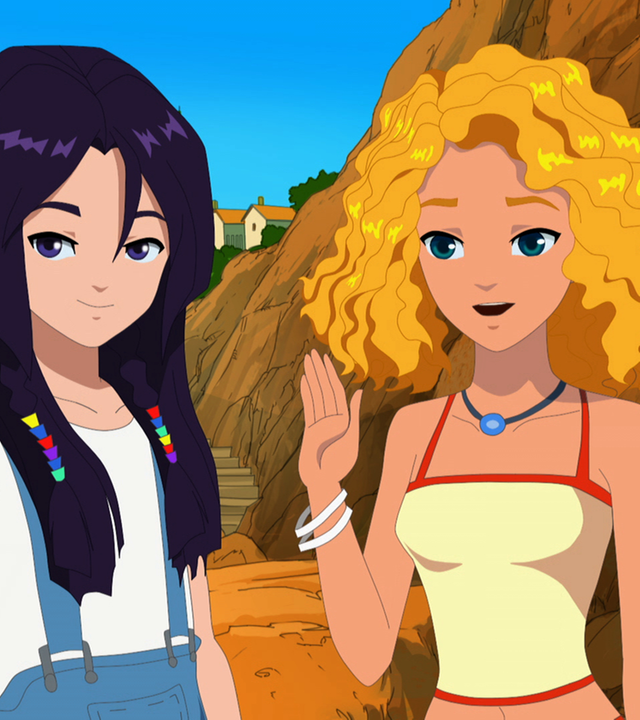 Cleo (links), Emma (Mitte) und Rikki (rechts) stehen vor einer Felswand.