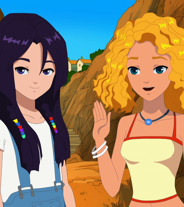 Cleo, Emma und Rikki stehen vor einer Felswand.