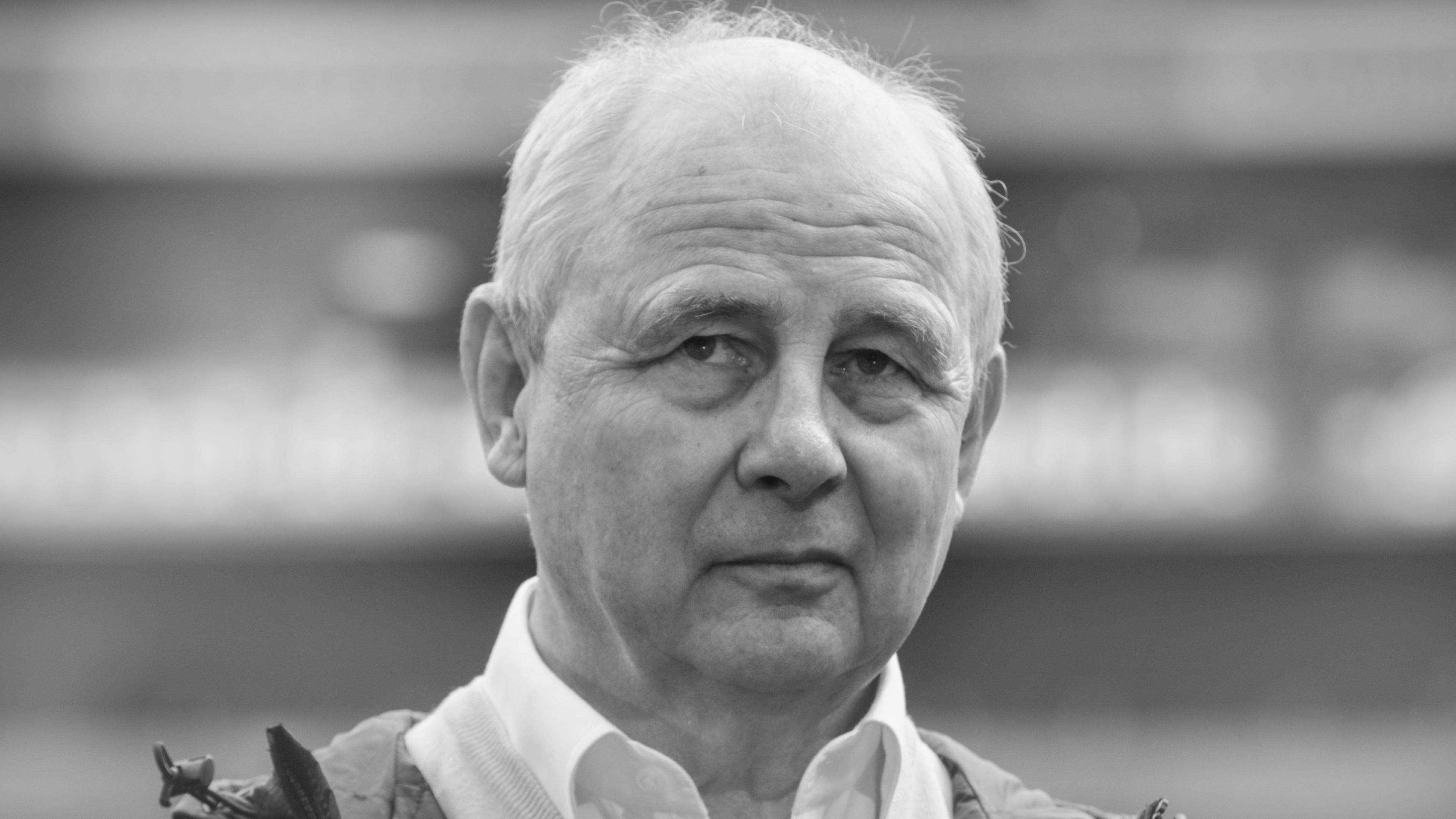 ARCHIV, 14.03.2015, Hessen, Frankfurt/Main: Die Frankfurter Spieler-Legende Bernd Hölzenbein vor dem Spiel. Hölzenbein ist mit 78 Jahren gestorben.