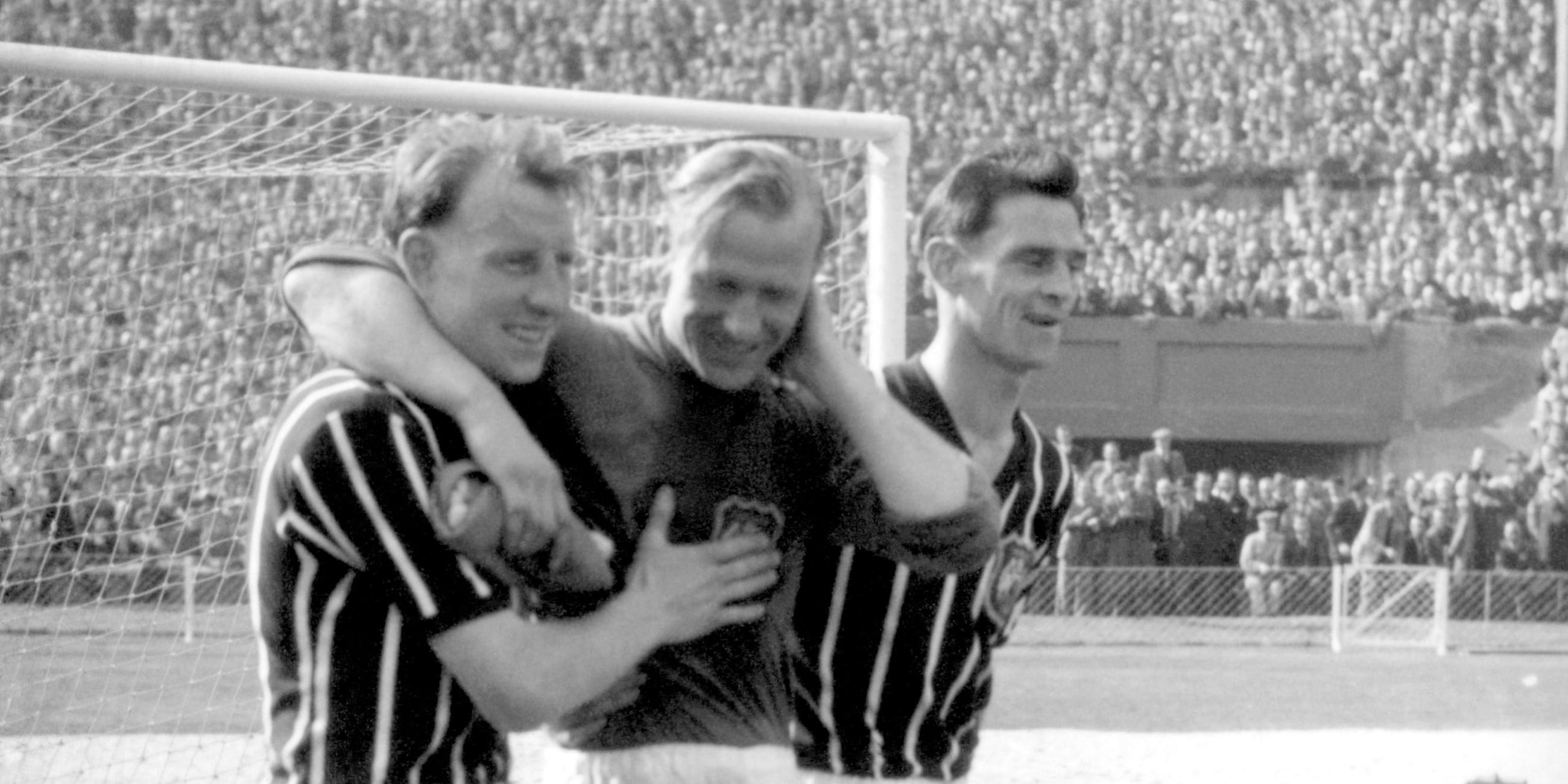 5. Mai 1956: Bert Trautmann wird nach seiner Genicksverletzung von Mannschaftskameraden betreut