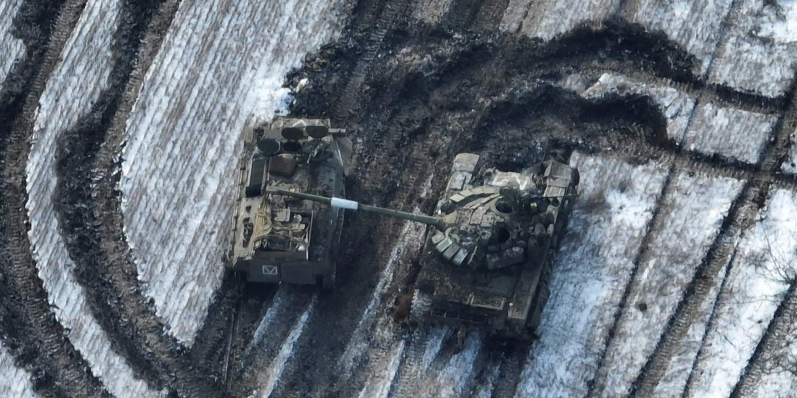Dieses von den ukrainischen Streitkräfte veröffentlichte Foto zeigt beschädigte russische Panzer auf einem Feld nach einem Angriffsversuch. 