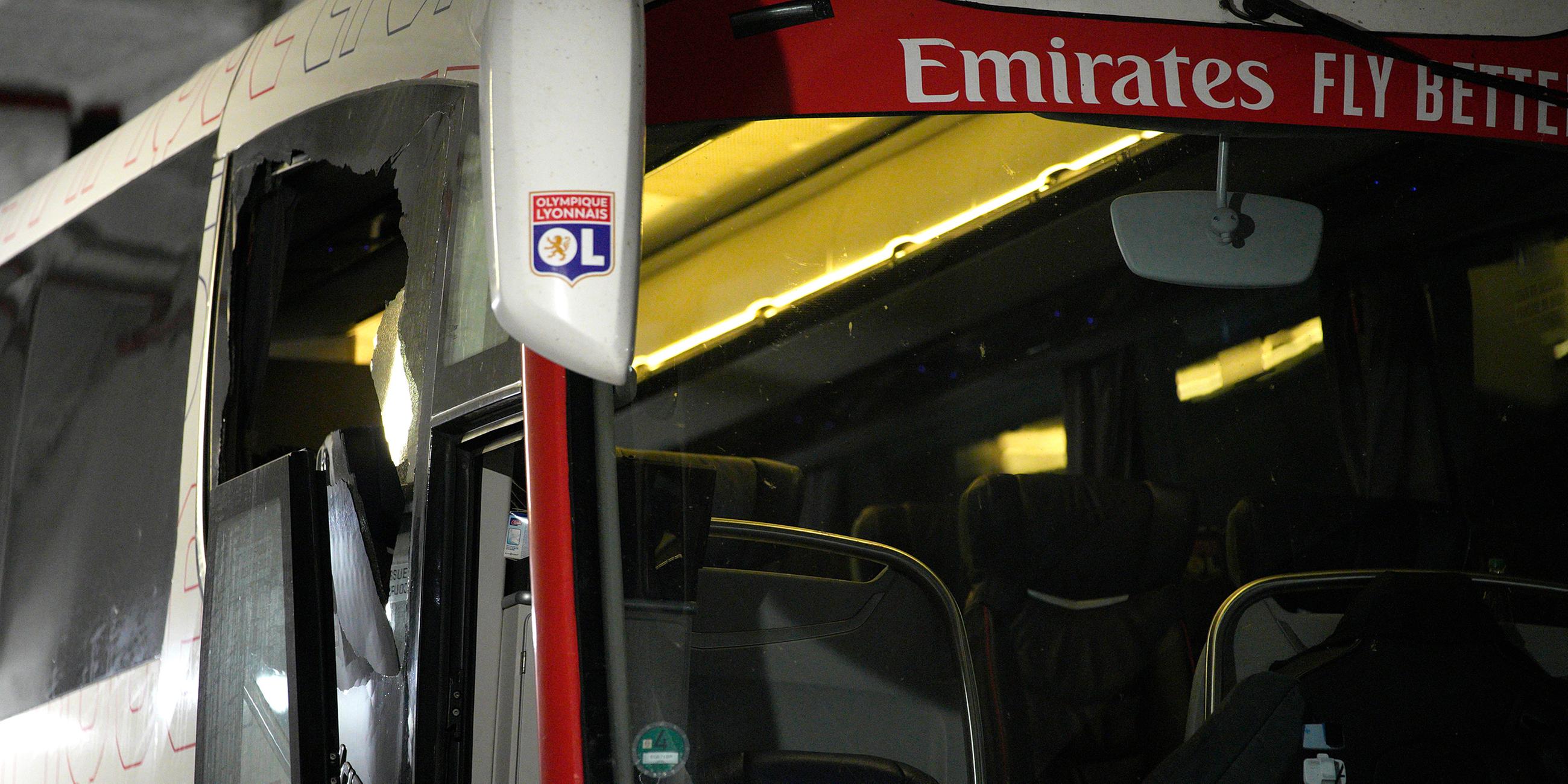 Beschädigter Bus von Fußballmannschaft aus Lyon am 29.10.23.