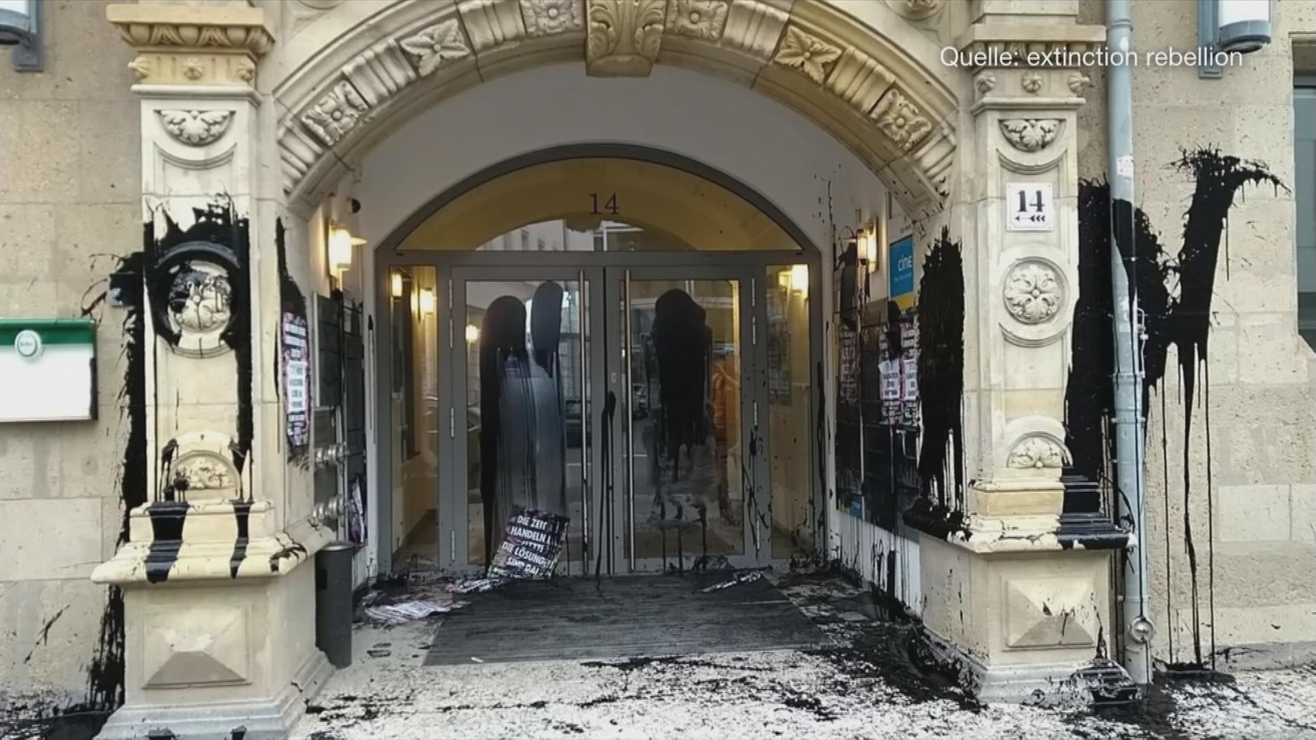 Auf dem Bild ist ein mit öl-ähnlicher Flüssigkeit beschmiertes Gebäude zu sehen.