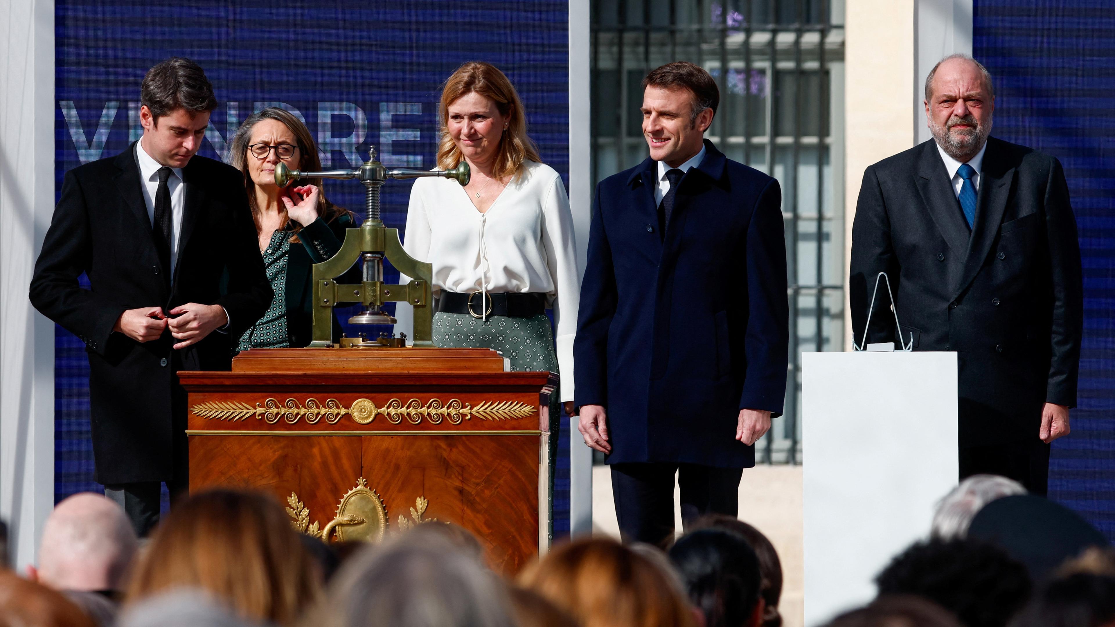 Emmanuel Macron, Gabriel Attal, Sophie Primas, Yael Braun-Pivet und Eric Dupond-Moretti nehmen an einer Zeremonie zur Besiegelung des Rechts auf Abtreibung in der französischen Verfassung in Paris, am 08.03.2024 teil.