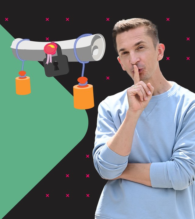 Eric Mayer steht im Vordergrund. Neben ihm ist eine Grafik zu sehen, die einen zusammengerollten Brief darstellt. Um das Siegel des Briefes liegt ein Vorhängeschloss, und an beiden Enden hängen Gewichte herunter.