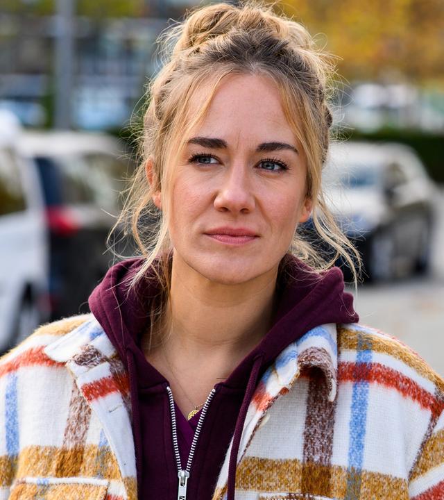 Betty (Annina Hellenthal) und Rike (Isabell Horn) laufen auf dem Krankenhausparkplatz gedankenverloren nebeneinander her.