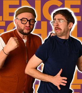 Sebastian Lege und Flo Reza, vor einem orange-lilanen Hintergrund, wie Sebastian Flo scherzend hinten an seinem T-Shirt festhält.