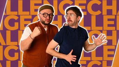 Sebastian Lege und Flo Reza, vor einem orange-lilanen Hintergrund, wie Sebastian Flo scherzend hinten an seinem T-Shirt festhält.