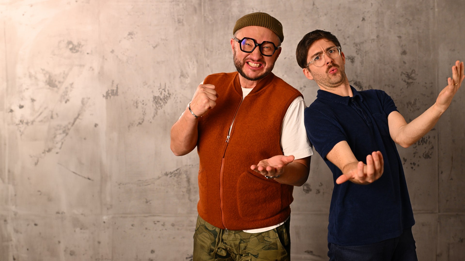 Sebastian Lege und Flo Reza, wie sie beide in Kampfpose in die Kamera schauen.