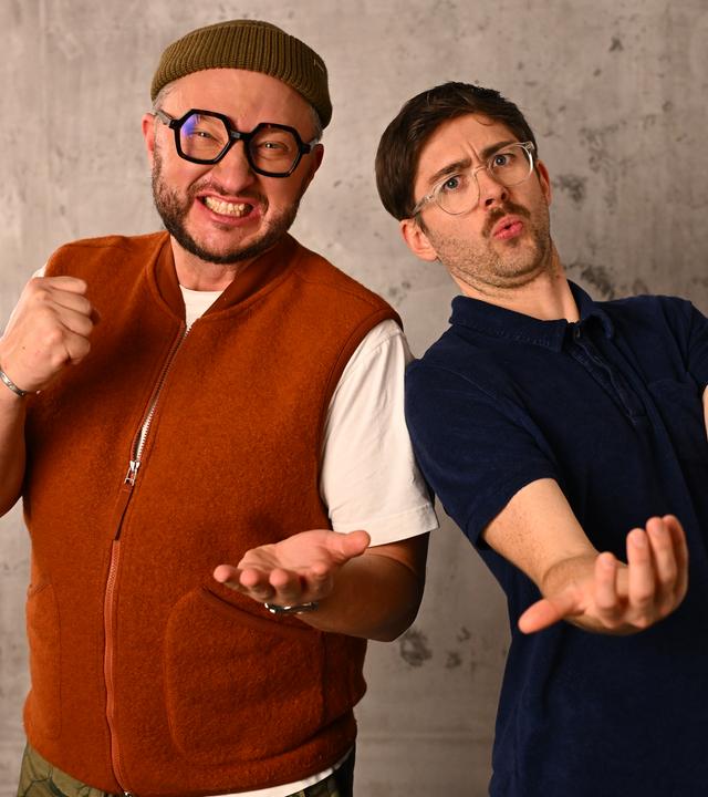 Sebastian Lege und Flo Reza, wie sie beide in Kampfpose in die Kamera schauen.