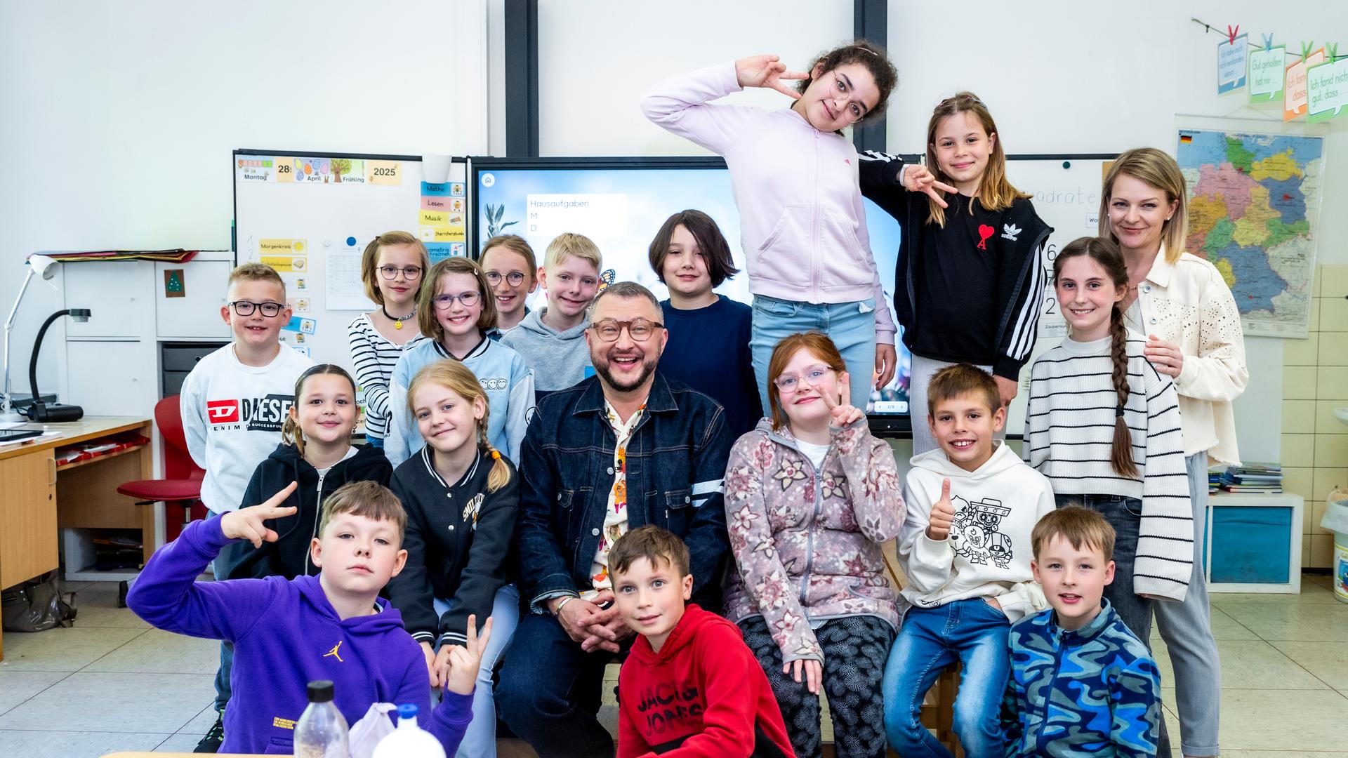 ZDFbesseresser Sebastian Lege inmitten von Kindern der Klasse 4a der Wilhelm-Lehmbruck Grundschule in Dorsten