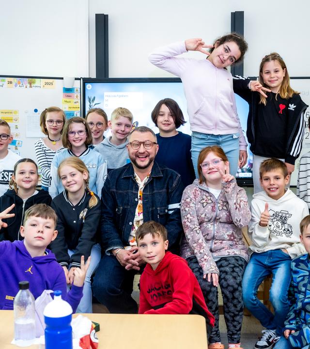 ZDFbesseresser Sebastian Lege inmitten von Kindern der Klasse 4a der Wilhelm-Lehmbruck Grundschule in Dorsten