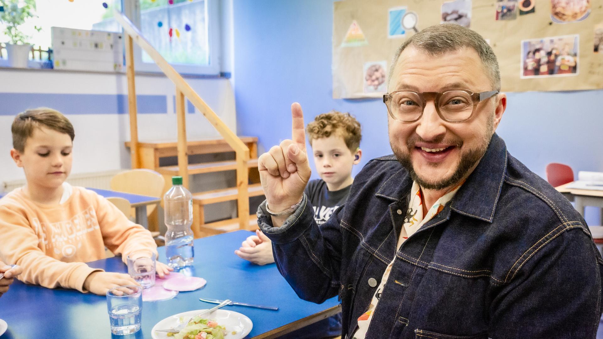 Sebastian Lege und zwei Schüler in der Mensa der Wilhelm-Lehmbruck-Schule in Dorsten