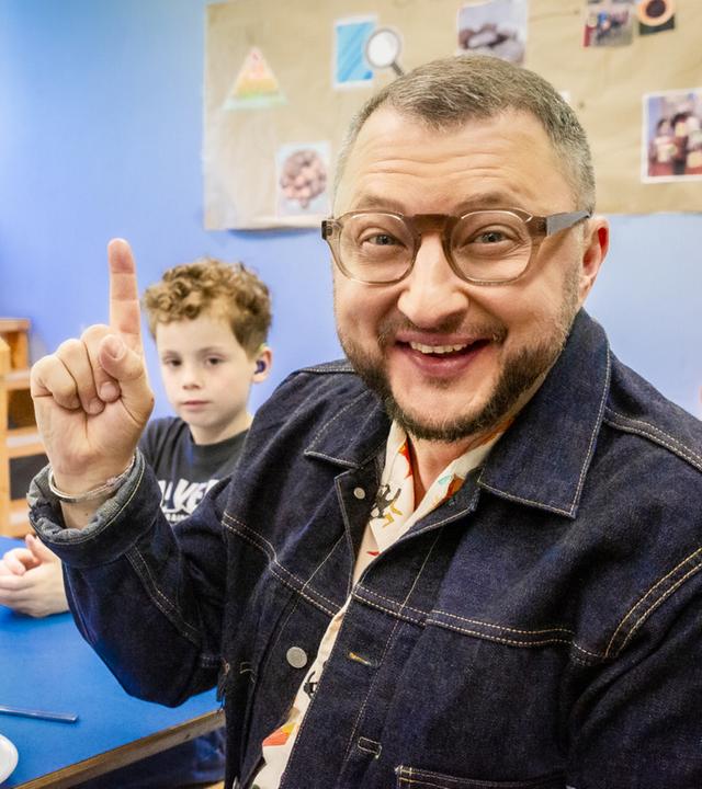 Sebastian Lege und zwei Schüler in der Mensa der Wilhelm-Lehmbruck-Schule in Dorsten