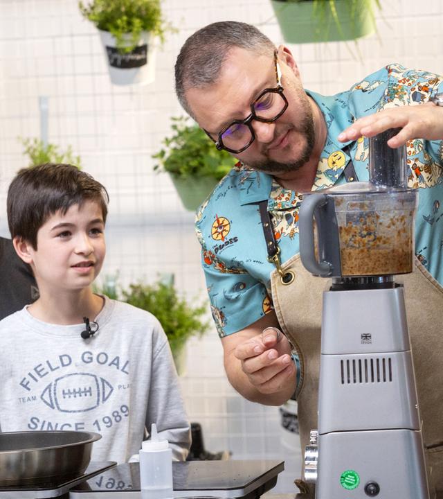 ZDFbesseresser Sebastian Lege mit Kindern der Wilhelm-Lehmbruck-Schule in seiner Küche