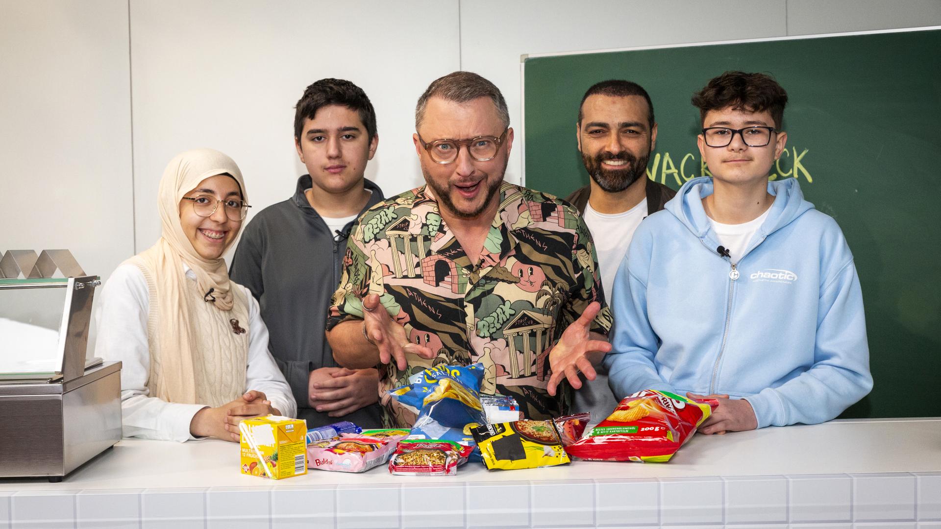 ZDFbesseresser Sebastian Lege mit Schüler*innen der Katharina-Henoth-Gesamtschule in Köln
