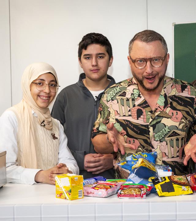 ZDFbesseresser Sebastian Lege mit Schüler*innen der Katharina-Henoth-Gesamtschule in Köln