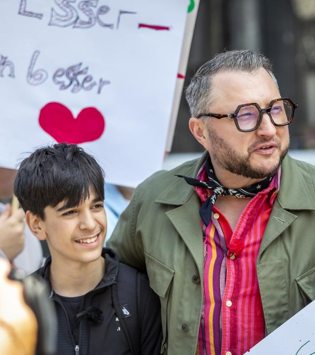 ZDFbesseresser Sebastian Lege mit zwei Schülern bei einer Unterschriftenaktion vor dem Kölner Dom