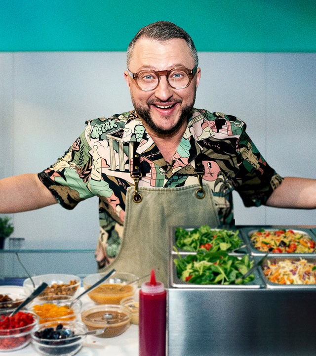 Sebastian Lege präsentiert die frisch geschnittenen Zutaten