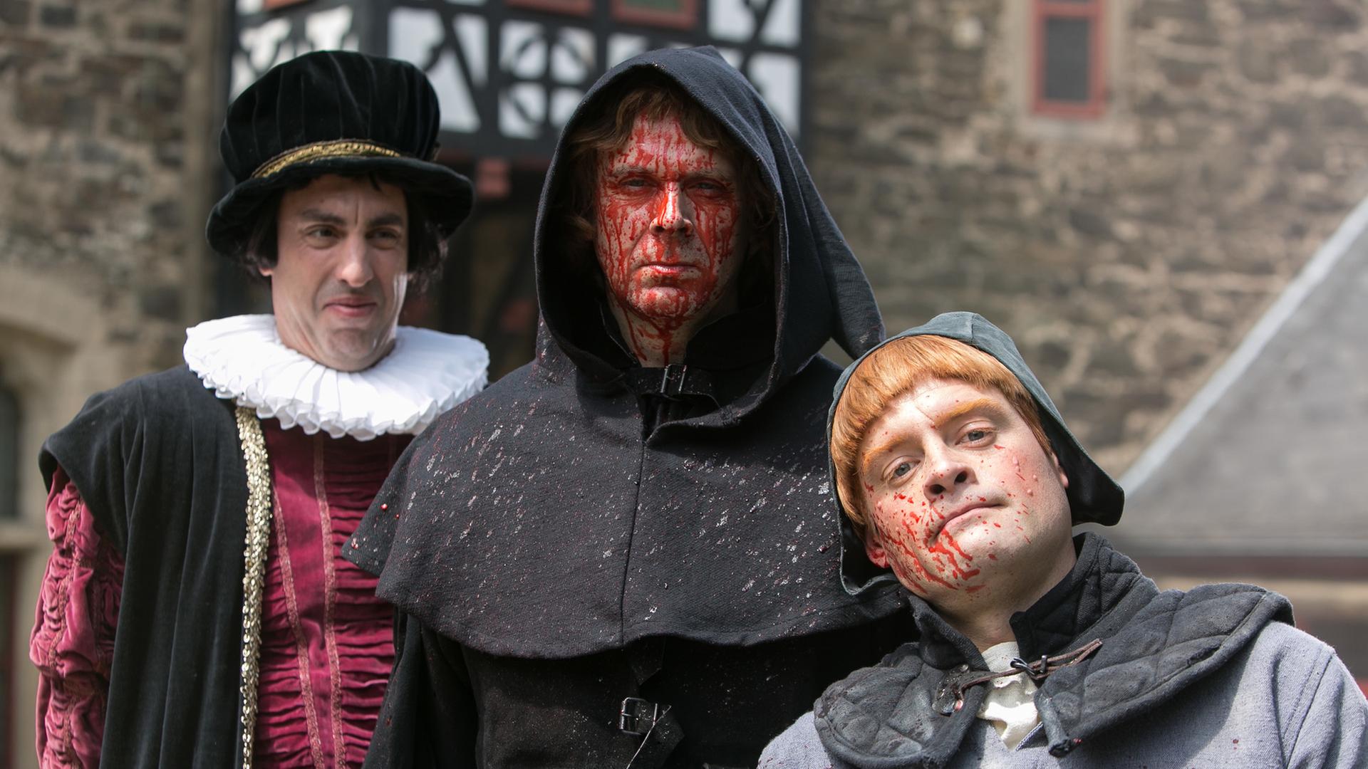 Adeliger (Alexander Schubert), Scharfrichter (Matthias Matschke) und Praktikant Cedrick (Max Giermann)