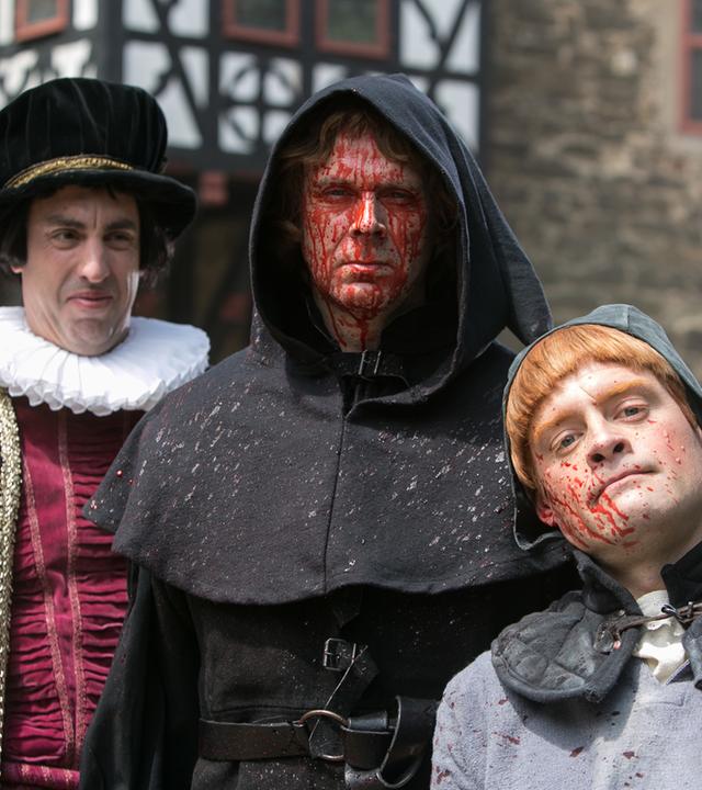 Adeliger (Alexander Schubert), Scharfrichter (Matthias Matschke) und Praktikant Cedrick (Max Giermann)