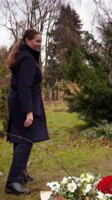 Birgit Scheffler ist Bestatterin. In ihrem Unternehmen möchte sie einen anderen Umgang mit dem Tod anbieten und viel Raum für die persönlichen Wünsche und Ideen der Hinterbliebenen schaffen. 