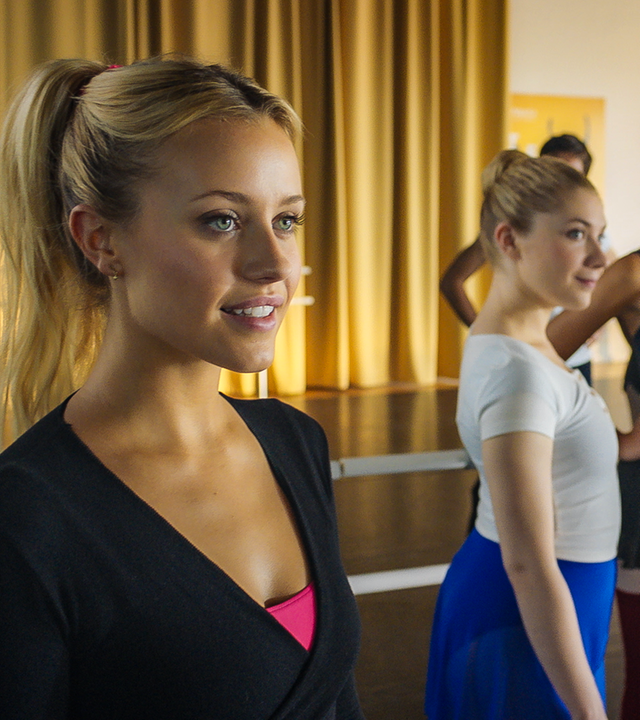 Lenas (links) alte Feindin Claudine findet heraus, dass sie sich wieder an alles erinnert.