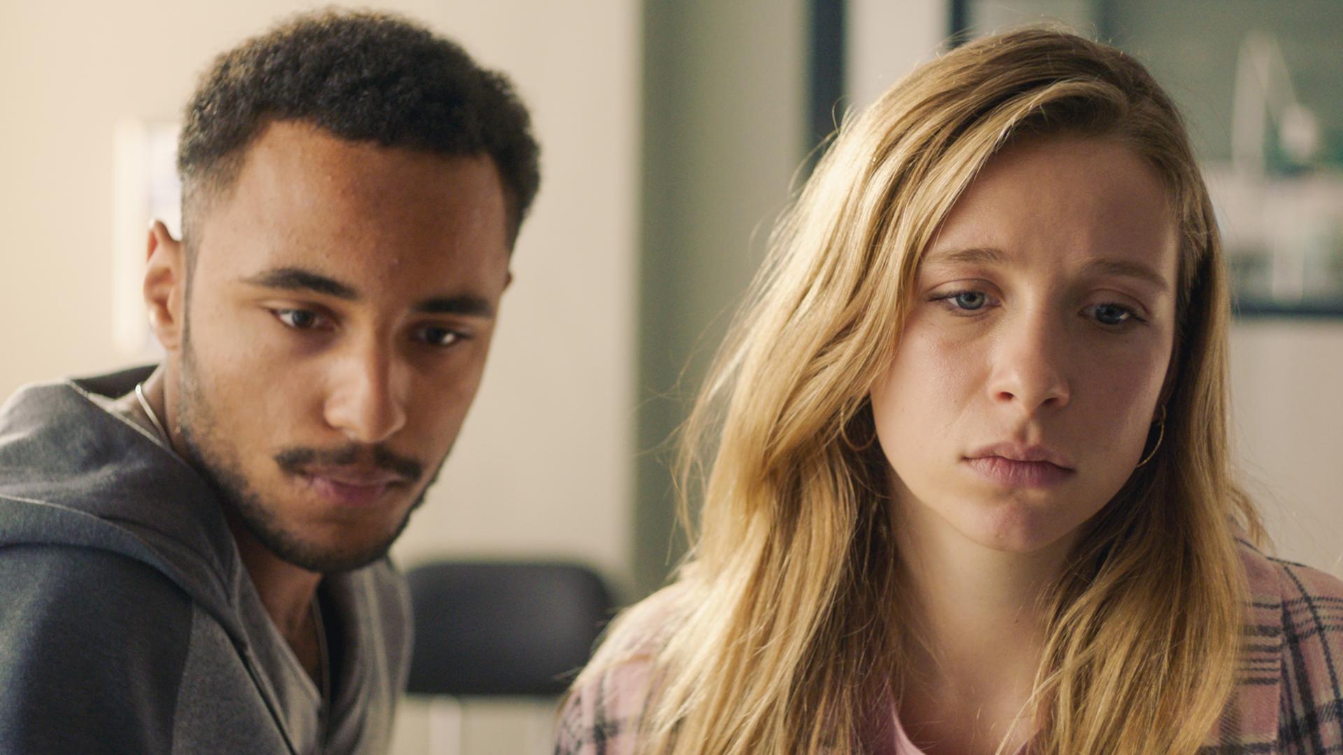 Fabian (Noah Tinwa) und seine Freundin Emmi (Lena Klenke) gucken traurig in die Leere.