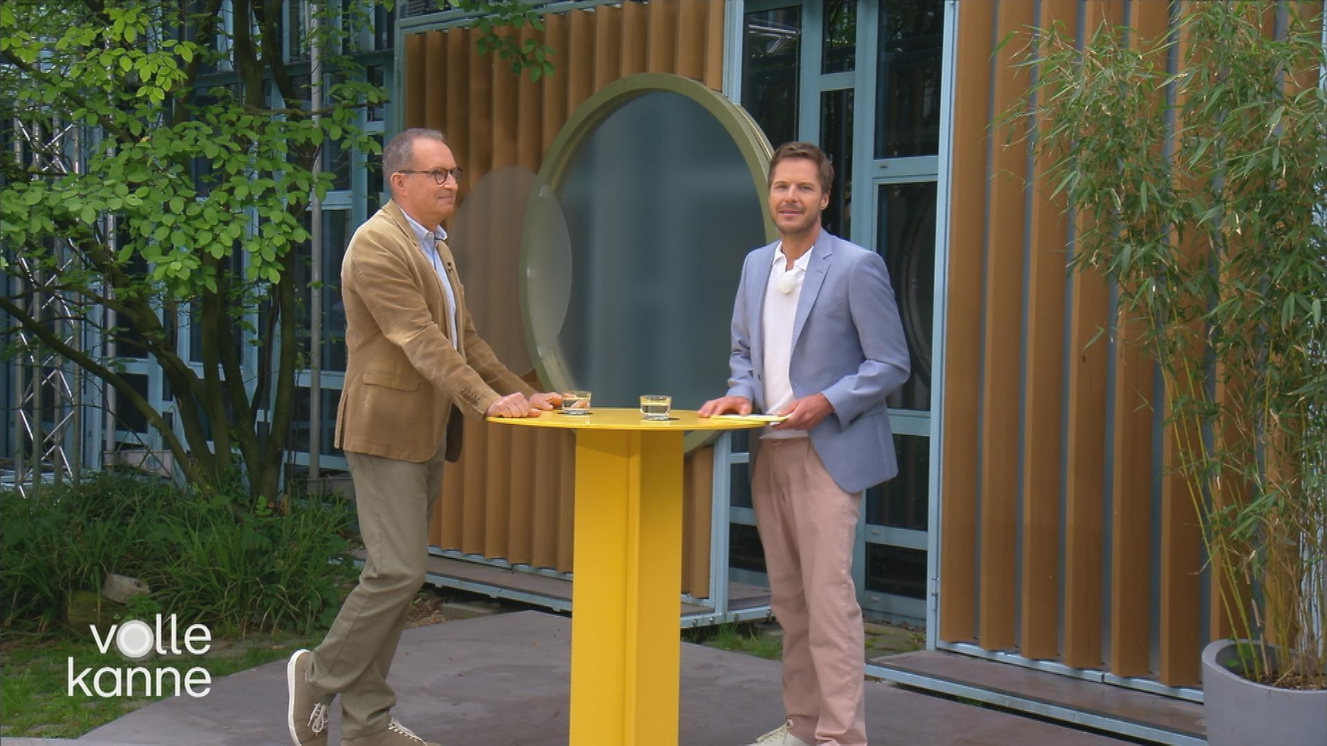Dr. Christoph Specht und Florian Weiss stehen an einem Tisch im "Volle Kanne"-Atrium