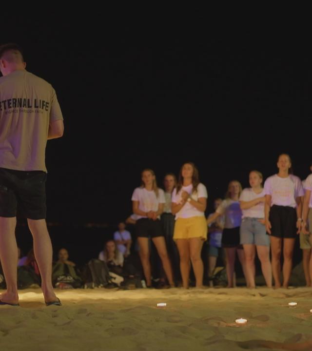 Strand am Ballermann mit betenden Christen